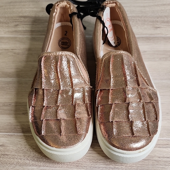 Wonder‎ Nation Gold and White Sneakers with Ruffled Design - Picture 1 of 4